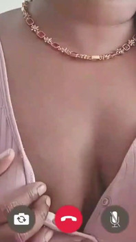 Il marito cornuto guarda la moglie fare sesso con l'amante - videochiamata