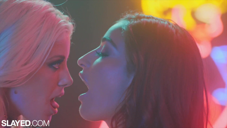 Slayed: Slayed Luscious Ladies Emily &charlotte lap uns aos outros