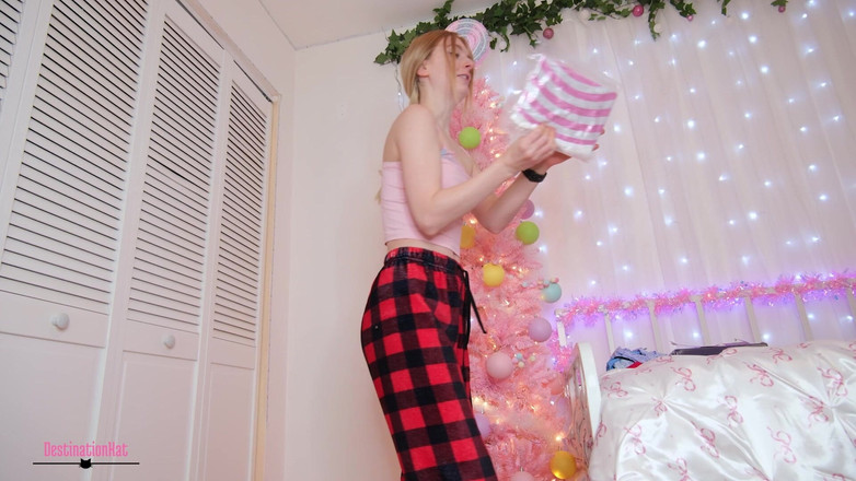 Destination Kat: Décore mon arbre avec moi SFW