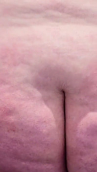 Pulchna macocha twerk ze swoją ogromną dupą i rucha ją w łazience