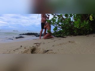 Squirt Milf: Dreamgirl em praia pública pornô - boquete - de quatro