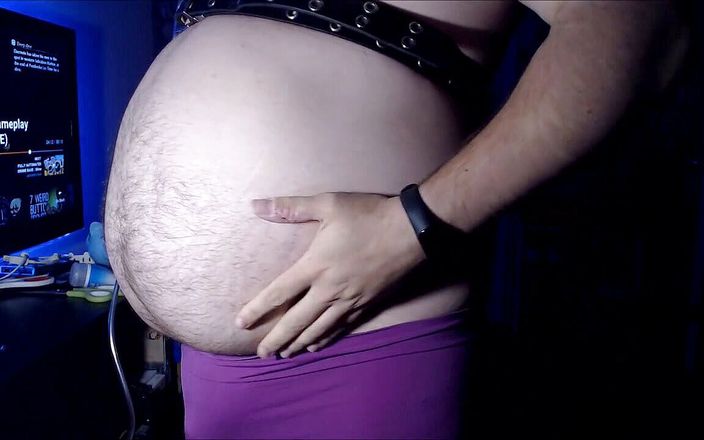 AKEvantelico 91: Nahuštění břicha ve fialových chlapecových sukních