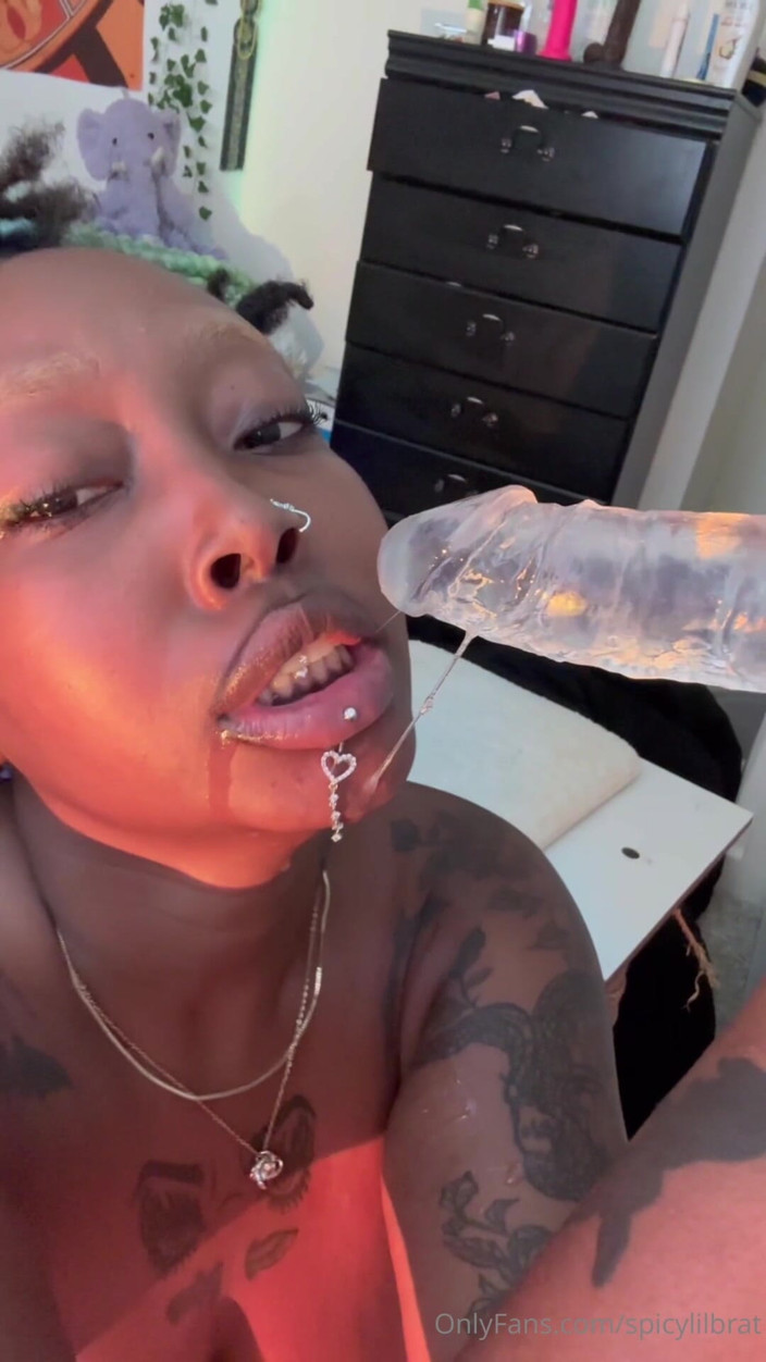 DMXTH: Eboni menghisap dildo blowjob