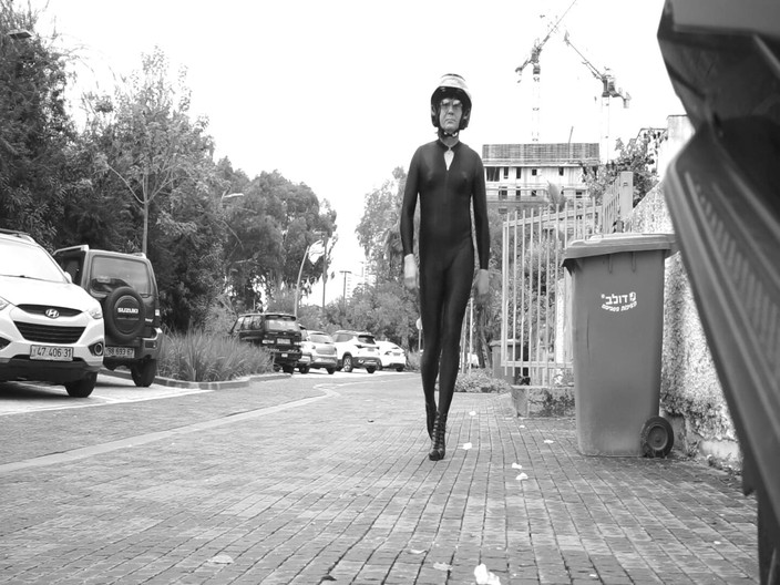 Voyager: Nienaganny lateksowy garnitur i obcasy.