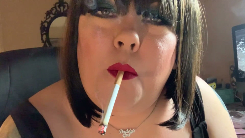 Tina Snua: Товстушка Tina Snua chain курить сигарети з видихом носа