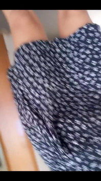 Je velmi větrný den ... a mám šaty bez kalhotek