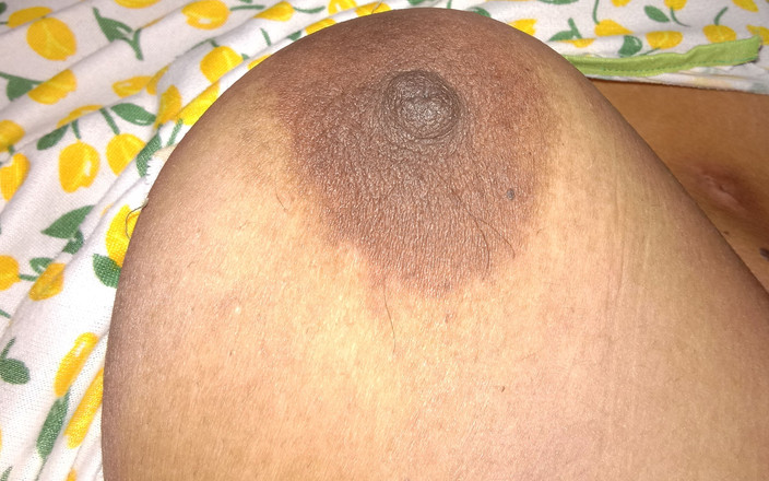 Chathu741: スリランカの新しい女の子は猫とおっぱいを見せます