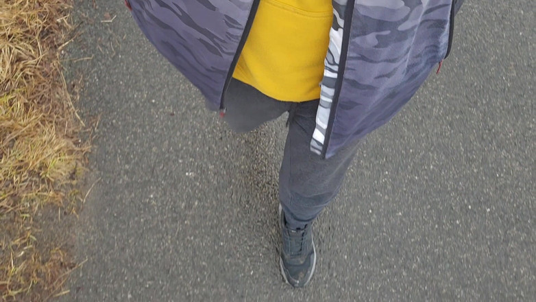 Alpha pee king: Biraz riskli işiyor - bakış açısı doğa yürüyüşü sırasında açık havada...