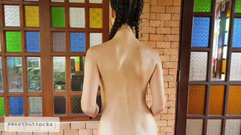 SweetButtocks: Savurând piscina singură