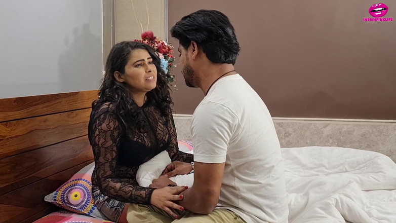 Indianpinklips: Sex incitant cu indiancă bhabhi în cameră