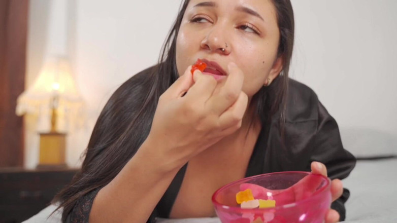 Isabel: Latina devora minúsculas gozadas