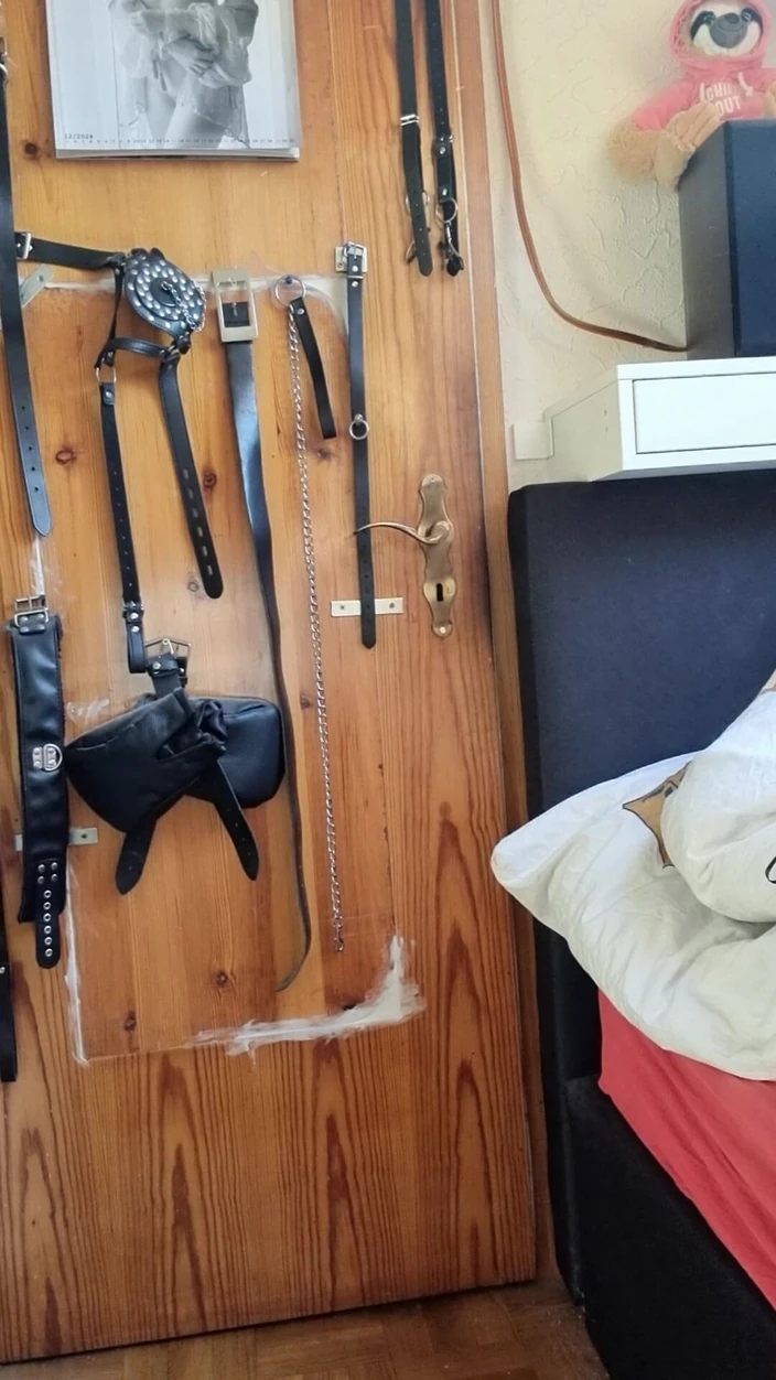 Lucysun30: Otrokyně si hraje sama se sebou