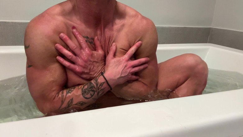 Kandylegsxxx: Deusa muscular fode seu grande clitóris com o bico do...