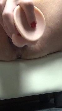 巨大的假阳具没有进入妻子