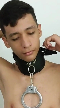 Verspielte catwoman spielt mit einsam dem einsamen latino-jungen!