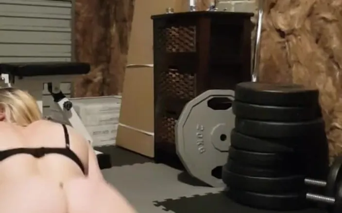 Michellexm: Muscular Blonde Striptease in Home Gym