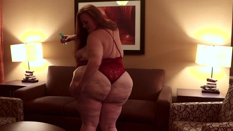 Julie Ginger: Twerking pantat berminyak