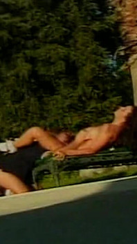 Büyük memeli esmer orta yaşlı seksi kadın açık havada sevgilisiyle tutkuyla biniyor