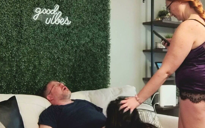 Red Queen: Încornorat selfie - soția se uită și se filmează singură fiind încornorat de...