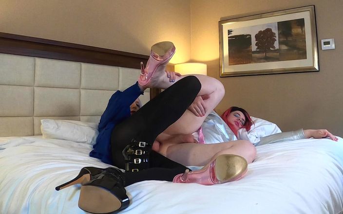 Sissy Bailey Wilde: Velmi pěkný crossdresser šukání a sání zrzky Tgirl Raw - kompilace 11