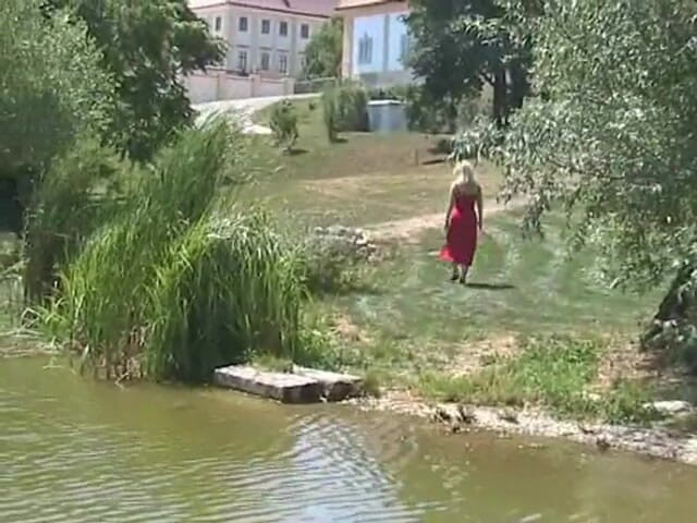 Femdom Austria: sunahre baalon vaali kutiya ki baahar mootte hue jaasoosi