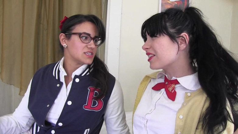 Lesbian Love Movies: Meninas lésbicas - palmada e foda com cinta-caralho