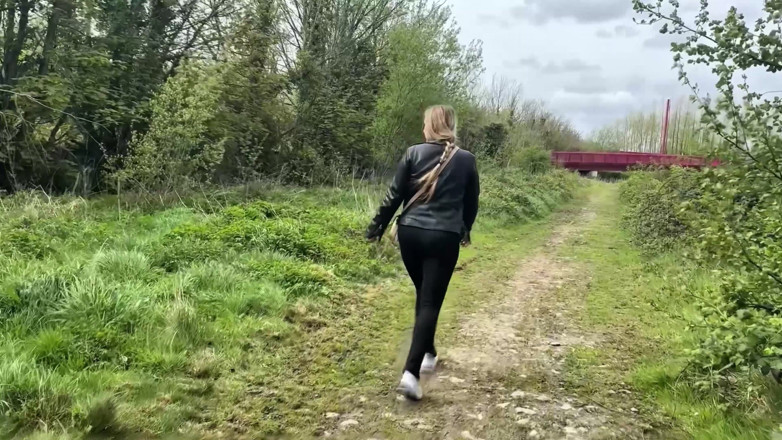 Emma Voyeur: Can't Hold It, Pissing Outdoor Compilation