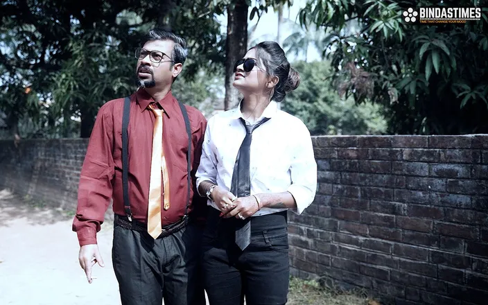 Cine Flix Media: Sexy House Dealer Sudipa tries to impress her property buyer...