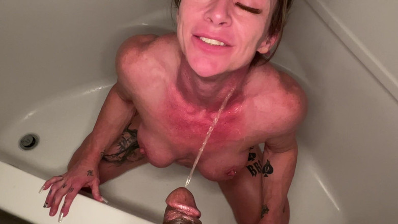 Simone Steele: La leggendaria doccia dorata