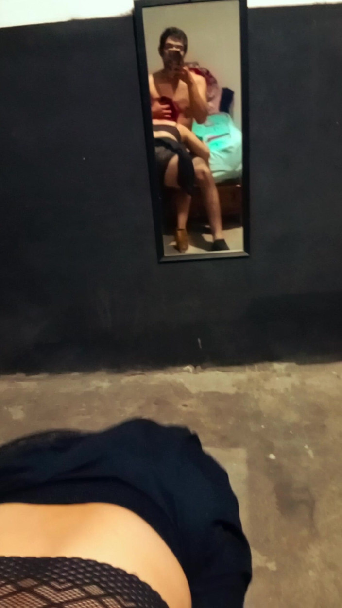 VioletOffer97: Wchodzę do mojego pokoju i uważam, że moja macocha leży i...
