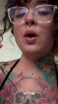 Une géante poilue en bikini éternue sur un homme minuscule.