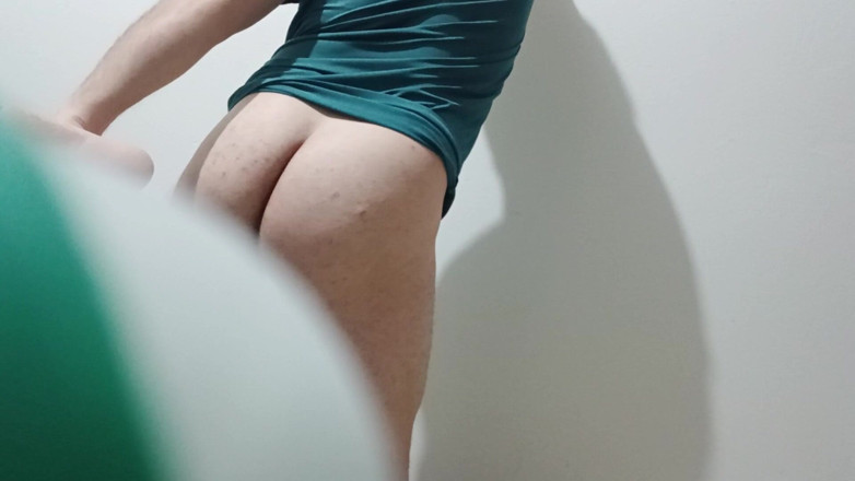 amateurbrazilian: Seksowny femboy wpadł do internetu, pokazując wielkie pośladki gg