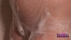 Dream Girls: Le ragazze migliore amica naturali si insaponno a vicenda sotto...