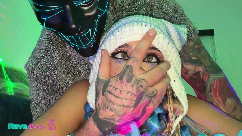 Rave Bunnys: Хтива зайчик Хлоя Капрі отримує сперму на обличчя!