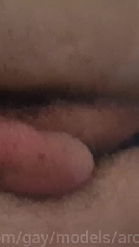 Das abgespritzte Loch von Sissy Femboy ist hungrig nach Papis großem schwanz im arsch
