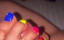 Latina malas nail house: Sexy lindo dedos de neón provocando una polla mojada