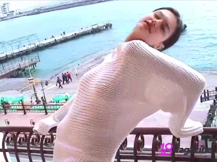 18Magazine: ¡Los clips de strip más calientes de enormes tetas naturales...