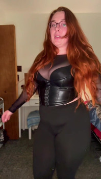 Sexy goth macecha na Halloweenu