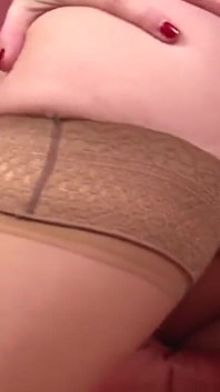 Sexy peituda loira milf com bela buceta rosa raspada é analizada