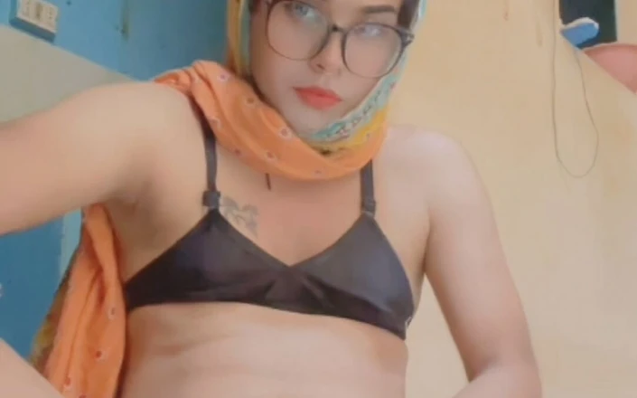 Apple00001: Давай поиграем с моим клитором, сожм мой маленький хуй