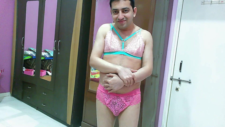Cute & Nude Crossdresser: La dolce sissy travestita si sente molto bene in un...