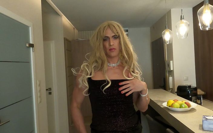 Trixy Sissy Babe: トリクシーは家で踊る.....