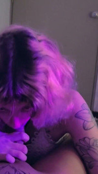 Deze femboy was zo wanhopig om de pik van mijn transmeisje te proberen dat ik haar met mijn sperma opklopte en nu is haar kleine kontgaatje mijn pers