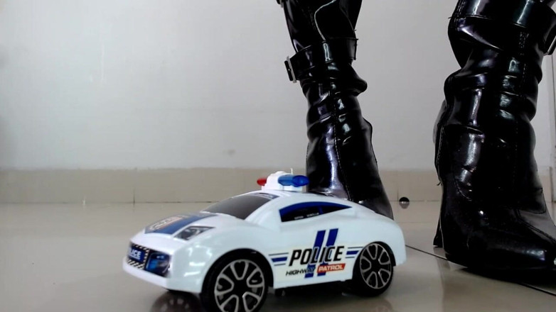 Maeling: Une dominatrice géante en latex se fait par une voiture...