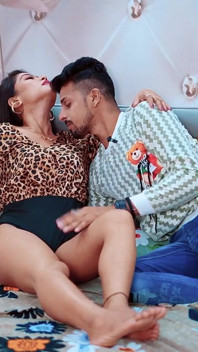 Seksi desi evli kadın kocasının arkadaşı tarafından sert sikiliyor