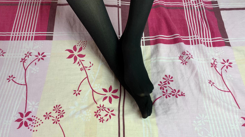 Gloria Gimson: Fetish Kaki Lembut Solo Dalam Stoking Hitam Dari Puan Seksi