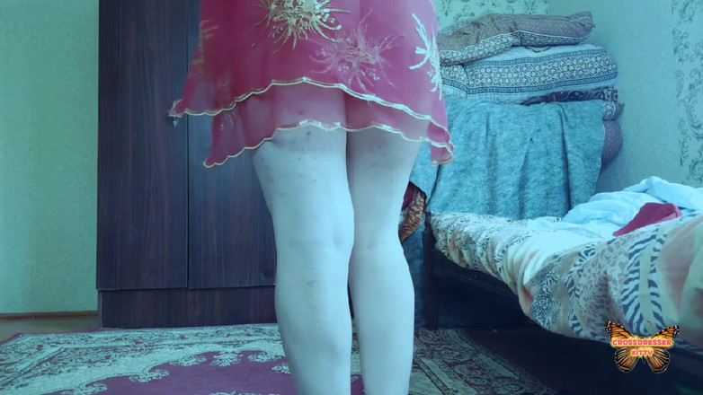 Kitty_Cross: Penari perut merah rok putih femboy panas transgender waria crossdresser...