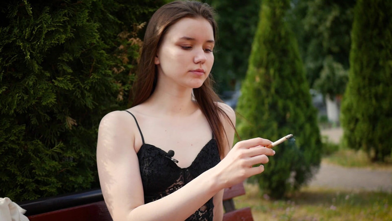 Russian Smokers: Sokakta 120 mm Saratoga sigara içiyor