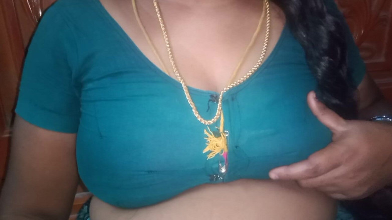 Vaishnavi vaishu: Tamil ciocia ściska piersi, gdy jest sama i nie jest w...