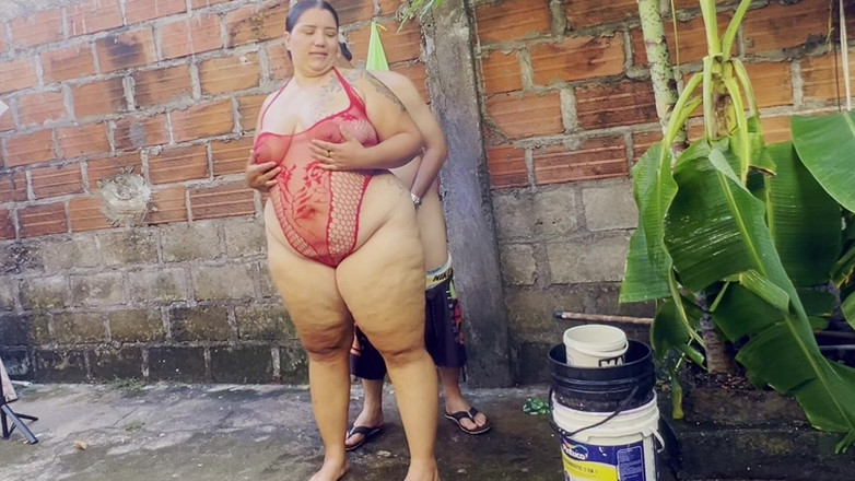 Lexly_16: 隣人が私の庭に入ってきて、これが驚くべき出来事でした